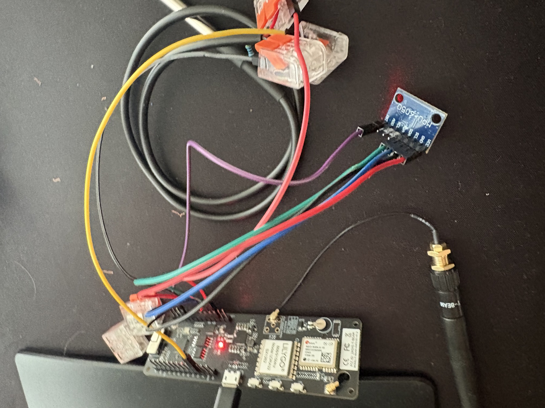 Detalhe da placa de desenvolvimento, MPU6050, conexões e antena do protótipo
